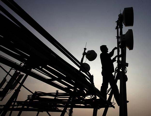 Winners of spectrum pay up Rs 1,700 cr to government Winners of spectrum pay up Rs 1,700 cr to government