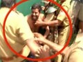कैमरे में कैद : पुलिसवाले की बर्बर पिटाई से बेहोश हुआ प्रदर्शनकारी