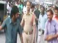 आंध्र प्रदेश : पुलिस ने हत्यारोपियों की सरेआम की जमकर पिटाई