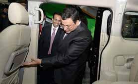 2014 Auto Expo: Tata chief Cyrus Mistry spotted at rival Ashok Leyland stall