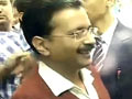 अरविंद केजरीवाल के दिल्ली स्थित आवास के बाहर हंगामा