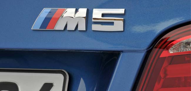 The BMW 5 series has always left a smile on my face may it be the ordinary 520d or the M treatment receiving BMW M5. The Bavarian car manufacturer has been giving it the M treatment for 30 years now and this is cause enough for celebration.