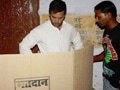 विवादों में फंसे राहुल, वोटिंग मशीन के पास खड़े होने की तस्वीरें जारी