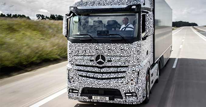 Daimler, Mercedes-Benz's parent company, is aiming to introduce a self-driving truck in the market by 2025. The company unveiled recently the Mercedes-Benz Future Truck 2025, which kick starts a new age in the world of transportation.