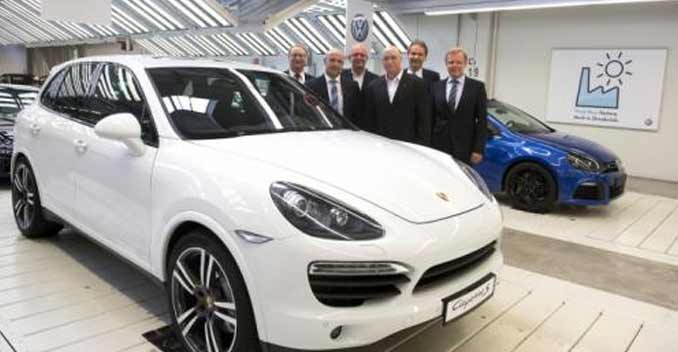 Volkswagen has announced that its Osnabruck plant will begin building the Porsche Cayenne starting 2015. This won't be the first Porsche to roll off the assembly line in Osnabruck both the Cayman and the Boxster are already built here.