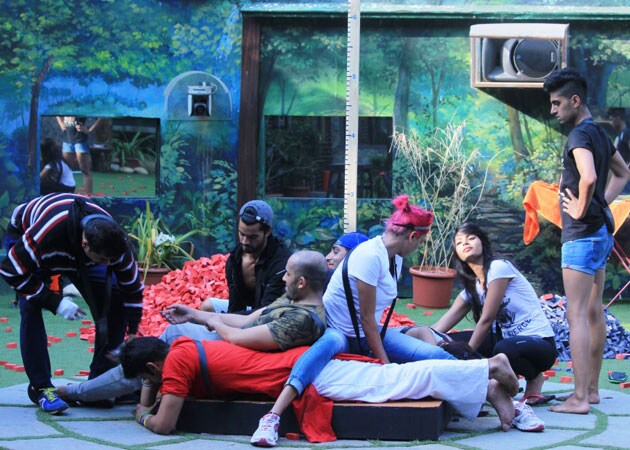 Bigg Boss 8 The Day After Puneet Issars Disqualification Ndtv Movies 