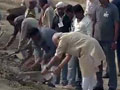 पीएम नरेंद्र मोदी ने फावड़ा उठाकर की अस्सी घाट की सफाई