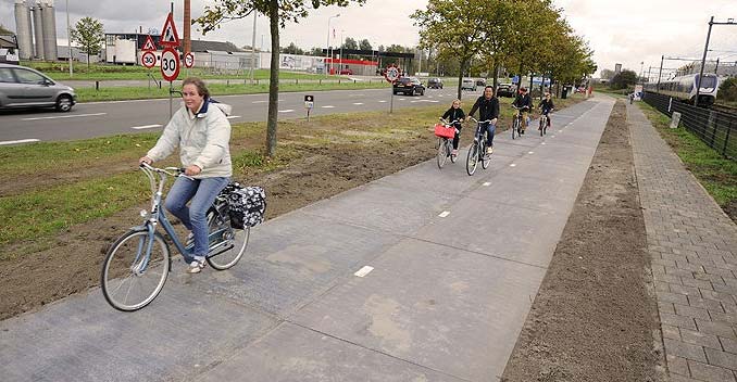 Engineers in the Netherlands have taken it a step ahead; they have developed a new way of installing the panels beneath the road, and created a test track along 70 metres of bike path near the Dutch town of Krommenie near Amsterdam.