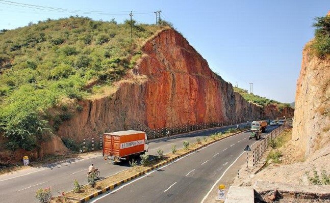 Gadkari: Govt to Construct 3,586 Kms of Highways in Tough Terrains Gadkari: Govt to Construct 3,586 Kms of Highways in Tough Terrains