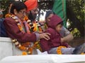 फोटो खिंचवाने की ललक में किरण बेदी ने बच्चों को बिठाया जीप के बोनट पर