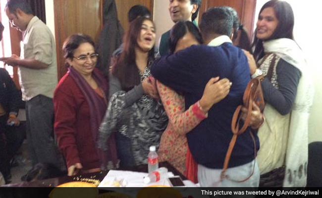 Delhi Election Result: Arvind Kejriwal Hugs it Out With Wife, Tweets ’Thank you, Sunita’