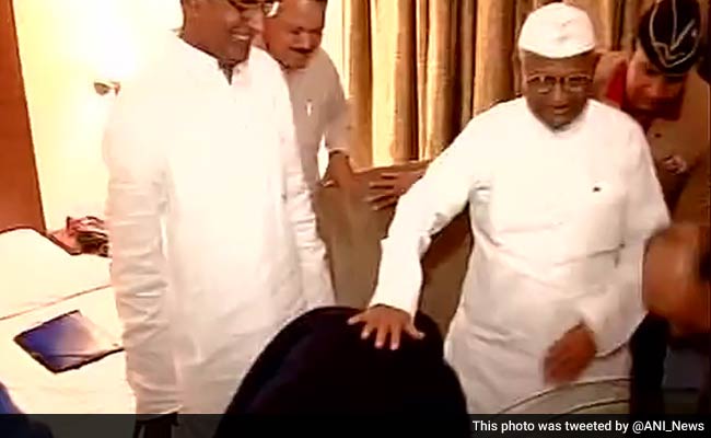 On Land Ordinance, Anna Hazare and Arvind Kejriwal Unite to.