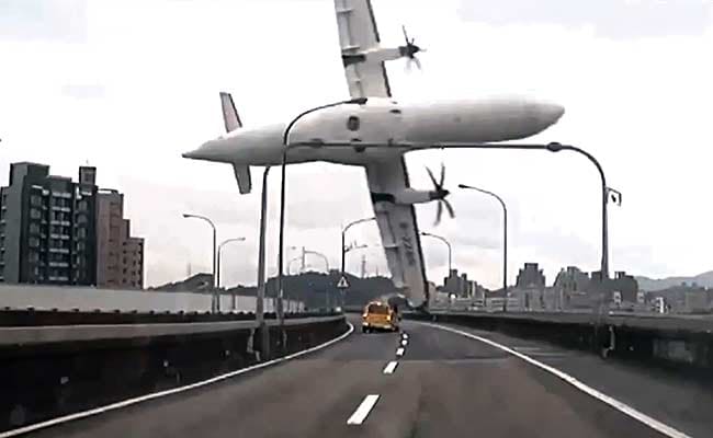 Plane Crashes in Taiwan River, 16 Dead