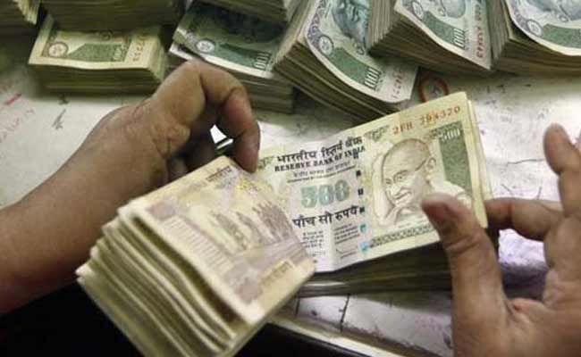 Rupee Falls to Nearly Two Year-Low of 65.81/Dollar
