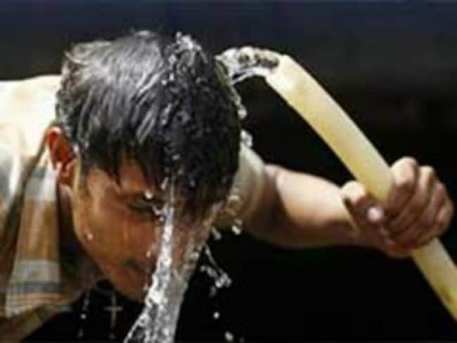 Over 200 Dead as Heat Wave Intensifies Across India. Delhi Sizzles.