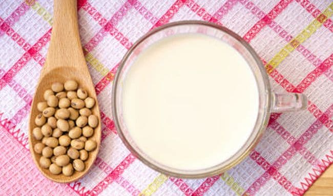 Toned-Milk-vs-Soya-Milk-vs-Almond-Milk-4