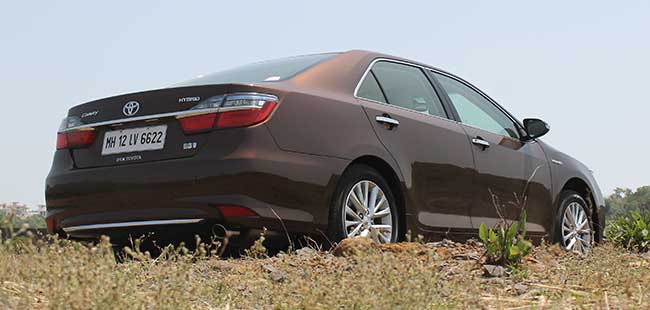 Toyota Camry Hybrid Delivers a Fuel Efficiency of 19.6km/l