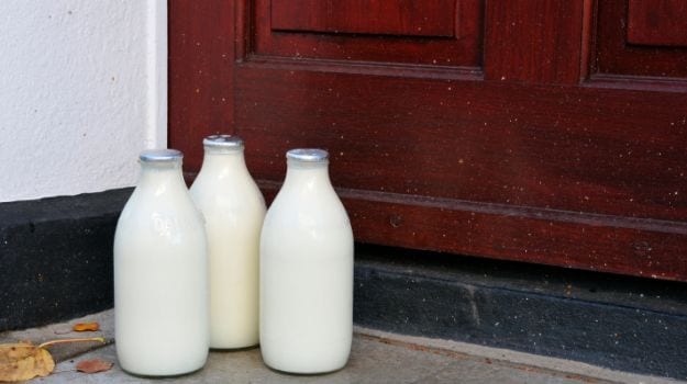 Toned-Milk-vs-Soya-Milk-vs-Almond-Milk-1