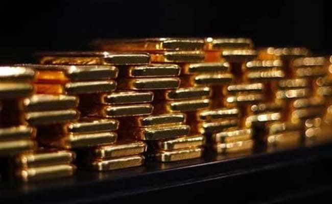 Gold Dips on Higher Stocks; Fed Minutes Offer Some Support