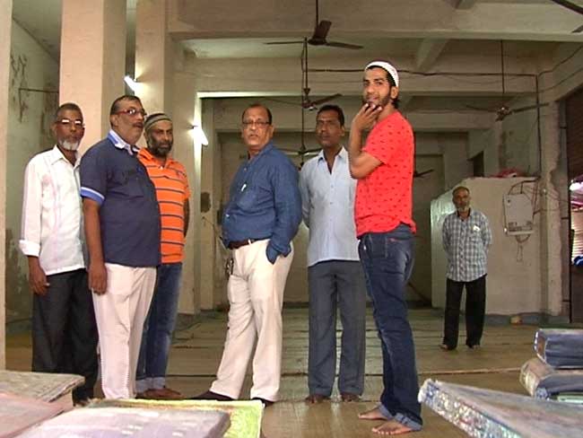 मुंबई में हिंदू-मुस्लिम एकता की मिसाल, नमाज़ के लिये हिंदू ने दी अपनी जगह