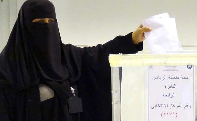 saudi-women-voting-afp_650x400_61449913773.jpg