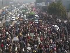 एमसीडी कर्मियों ने NH-24 पर लगाया जाम, केजरीवाल बोले- मेरे पास है समस्या का समाधान