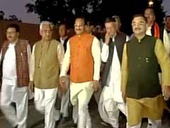 दिल्ली आ पहुंची उत्तराखंड की लड़ाई, बीजेपी सांसद और विधायक राष्ट्रपति से मिले