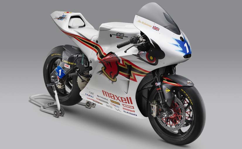 Mugen has unveiled its 2016 Shinden Go electric superbike at the Tokyo Motor Show. This is the fifth evolution of the Japanese firm's Isle of Man TT electric superbike. The Shinden Go (meaning "Magnificent Lightning Five" in Japanese) will compete in the TT Zero class at the Isle of Man TT, which will be held from May 28 - June 10, 2016.