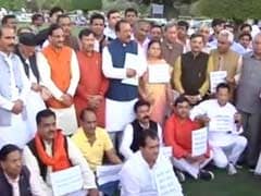 उत्तराखंड संकट : राष्ट्रपति प्रणब मुखर्जी के पास अपनी शिकायत लेकर पहुंचीं बीजेपी-कांग्रेस