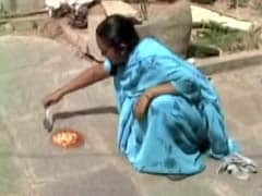 देखें : तेलंगाना में इतनी भयंकर पड़ रही है गर्मी कि महिला ने फर्श पर ही बना डाला ऑमलेट