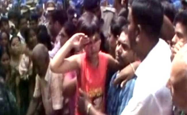Hundreds Weep As 7-year-old Daughter Salutes CRPF Hero Who Died in Kashmir
