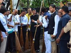 जब महा क्लीनेथॉन के लिए देवेंद्र फडणवीस और अमिताभ बच्चन ने झाड़ू उठाई