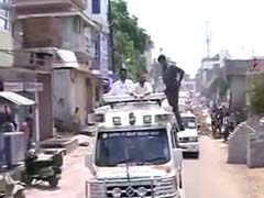 झांसी के रोड शो में बोले राहुल गांधी - राज्य में किसान पस्त हैं लेकिन पीएम मस्त हैं