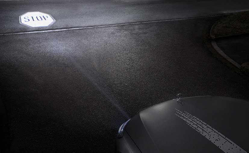 Mercedes-Benz' New HD Headlamps Can Project Signs On The Road Mercedes-Benz' New HD Headlamps Can Project Signs On The Road