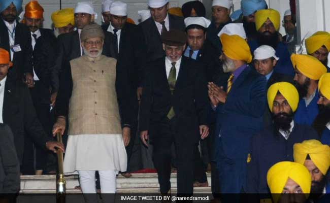 PM Narendra Modi Visits Golden Temple With Afghan President, Serves Langar