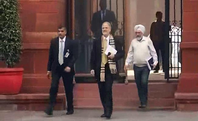 Arvind Kejriwal meets Najeeb Jung, says resignation due to 'personal reasons'