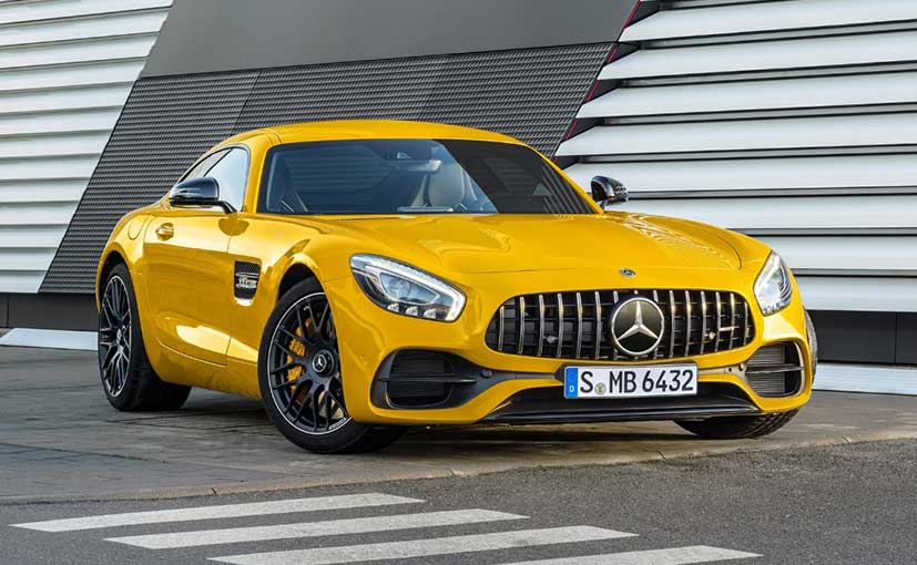 There are a bunch of refreshed cars that Mercedes-Benz has brought to the NAIAS this year and we've already seen the facelift of the GLA being introduced. Well now, the company has updated the AMG GT and this means that there's more power, more kit on offer which probably makes it an amazing thing to drive.