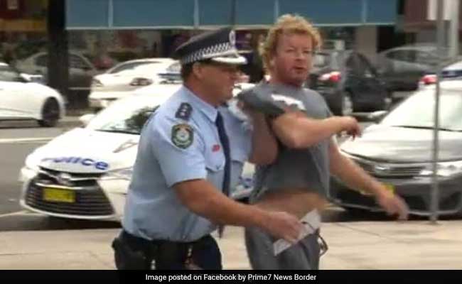 Video Australian Cop Stops Press Conference To Make An Arrest