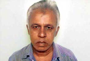 Mumbai: Mukesh Parmar (52), a transport company employee from Kandivli, escaped death by a whisker at Zaveri Bazaar last evening. He said he had walked past ... - MumbaiAttackEscape295x200_st