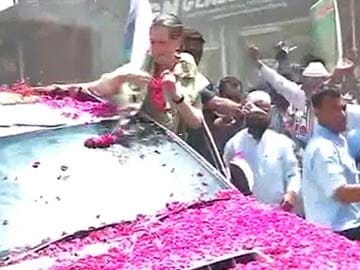 Rahul Gandhi chauffeurs mother Sonia Gandhi in Raebareli Rahul Gandhi chauffeurs mother Sonia Gandhi in Raebareli