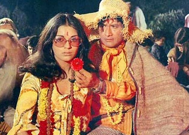 full pic of zeenat aman from dum maro dum song