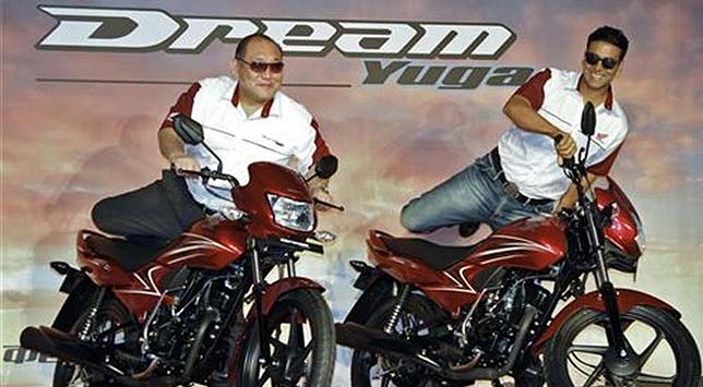 RBI likely sold up to $500 million to defend rupee: Dealers Honda India president Keita Muramatsu (left) and actor Akshay Kumar at the Dream Yuga launch in Gurgaon on Tuesday.