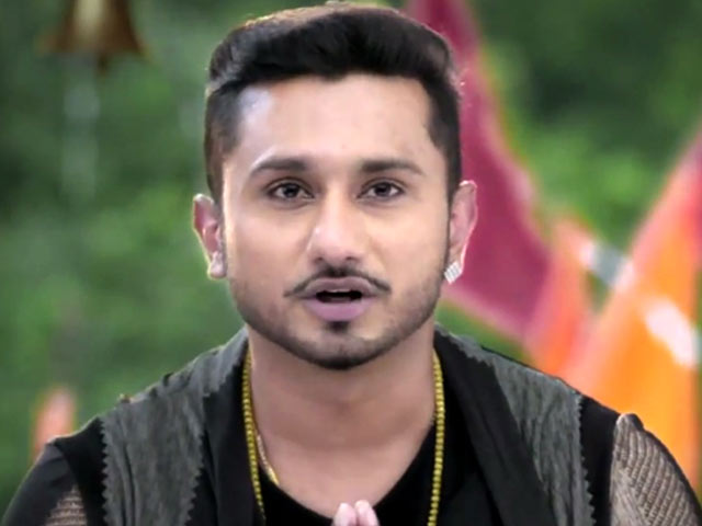 Yo Yo Honey Singh Gifts Gold Lockets to Indias Raw Star Audition