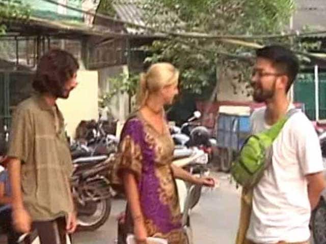 Video : Gang Takes Foreign Tourists For A Ride, Lies About Curfew In Delhi