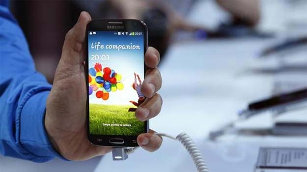 Samsung Galaxy S4 blitz may prompt Apple rethink Samsung Galaxy S4 blitz may prompt Apple rethink