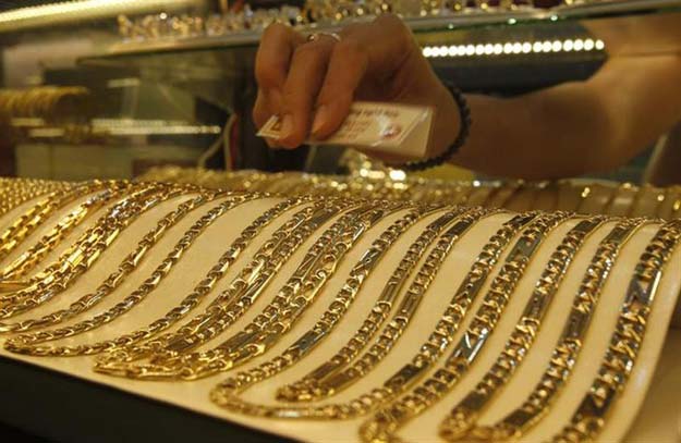 Gold erases losses as Ukraine worries hit equities, dollar