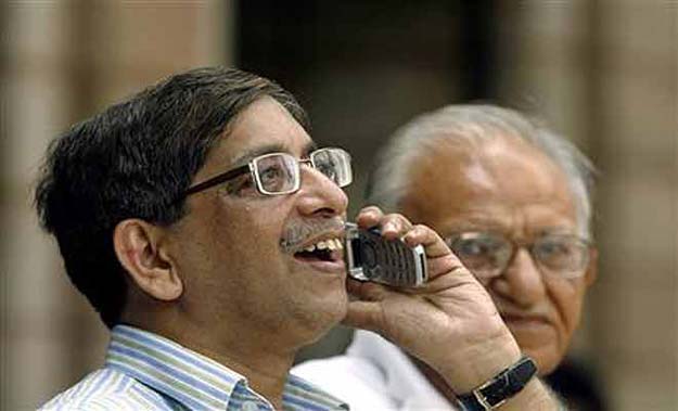 Sensex to hit Record High in 2015, but Analysts cut Forecasts: Poll