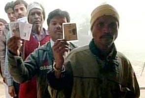 नक्सलियों का बहिष्कार बेअसर, पहले चरण में 67 फीसदी मतदान