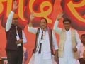 आगरा में नरेंद्र मोदी के मंच पर सम्मानित हुए दंगों के दागी नेता