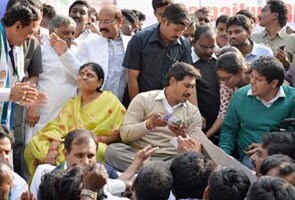 संसद में आज पेश होगा तेलंगाना बिल, आंध्र के मुख्यमंत्री किरण कुमार रेड्डी दे सकते हैं इस्तीफा संसद में आज पेश होगा तेलंगाना बिल, आंध्र के मुख्यमंत्री किरण कुमार रेड्डी दे सकते हैं इस्तीफा